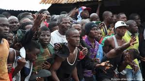 La juventud de Sierra leona protesta contra las restricciones a causa del ébola