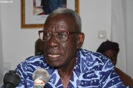 El escritor marfileño Bernard Dadié recibe el premio Unam Torres Bodet de la Unesco