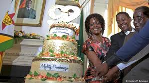 La fiesta de cumpleaños del presidente Mugabe irrita a sus críticos en una Zimbabue golpeada por la sequía