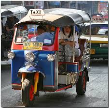 Los tuk-tuks asiáticos irrumpen en África