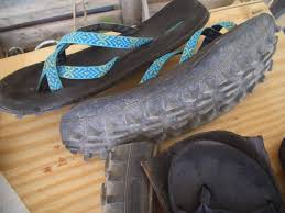 Fabricar sandalias en Uganda para sacar a delante a su familia