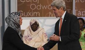 Latifa Ibn Ziaten recibe el premio Femmes Corageuses de manos de John Kerry