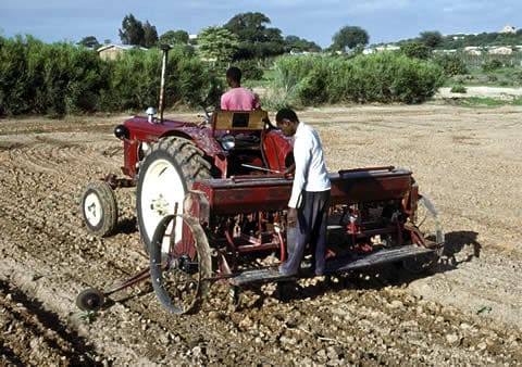 Se   busca impulsar la mecanización de la   agricultura en África