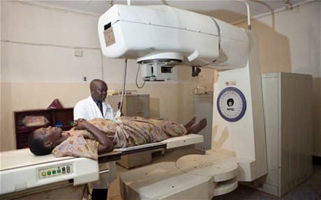 400  pacientes   de    cáncer ugandeses serán  tratados  en Kenia  por  la  rotura  de la  única  máquina  de radioterapia del  país