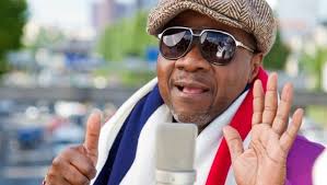 El músico congoleño Papa Wemba murió ayer con el micrófono en la mano