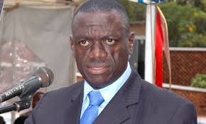 Besigye detenido en Uganda tras haberse auto proclamado presidente