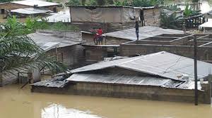Soldados del batallón Hill de Yibuti a la ayuda de las víctimas de las inundaciones en Beledweyn, Somalia