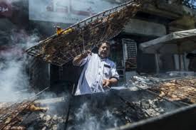 En El Cairo, el calor y los largos días ponen a prueba la fe de los fieles