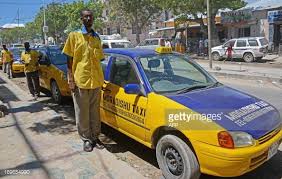 En Somalia, los padres les compran a sus hijos taxis para evitar que emigren