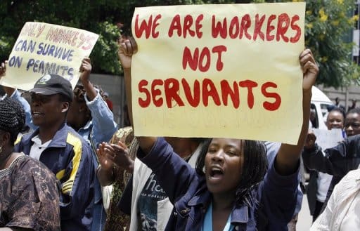 Los atrasos en el pago de salarios en Zimbabue debido a la escasez de dólares norteamericanos