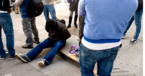 Un senegalés esposado y humillado en España por vender relojes en la calle