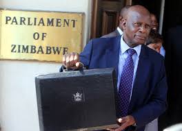 Una Zimbabue en quiebra  recortará 25.000 puestos de trabajo de la administración pública