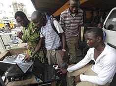 Jóvenes solteros de religión  protestante  conectados  a   internet Imagen  de la  mayoría   de  la  población   de Luanda