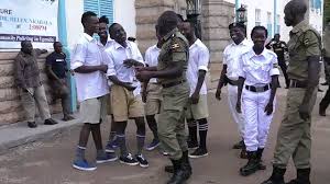 En Uganda la policía cambia las porras por los micrófonos