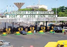 Las autoridades aeroportuarias de Nigeria prohíben a las trabajadoras llevar minifalda