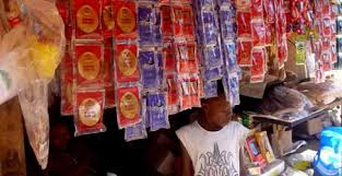 Costa de Marfil prohíbe la venta de alcohol envasado en pequeñas bolsas de plástico