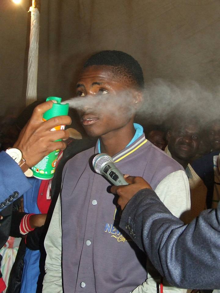 un profeta pulveriza insecticida sobre sus fieles enfermos en Sudáfrica
