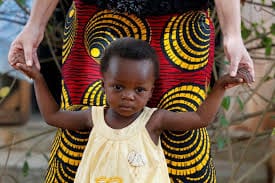 Francia suspende las adopciones en RD Congo