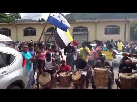 La mafia canadiense del rey porno y la persecución a garífunas en la bahía de Trujillo en Honduras.