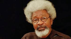 El Premio Nobel nigeriano Wole Soyinka cumple la promesa de romper su USA “Green Card” tras la victoria de Trump
