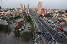 Los  habitantes   de Kinshasa  se encierran en  sus  casas