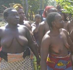 Un grupo de mujeres desnudas protesta contra el gobernador de Kaduna