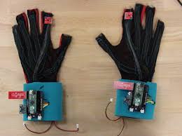 Un joven keniano inventa unos guantes inteligentes que convierten el lenguaje de señas en un discurso de audio