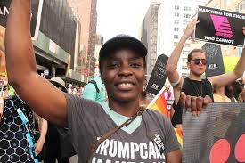La activista congoleño-estadounidense que escaló la Estatua de la Libertad sigue protestando contra Trump