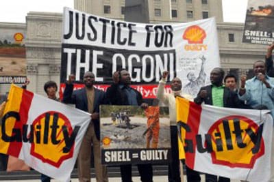 Cuatro  viudas nigerianas demandan a la  petrolera  Shell en  Holanda