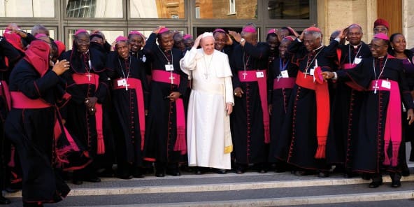 El  clero africano  llora  el  incendio de  Notre  Dame  de París