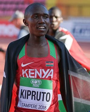 El atleta keniano Rhonex Kipruto bate el récord de los 10.000