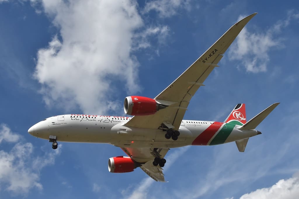 Un cuerpo cae desde un avión de Kenya Airways en el Sur de Londres