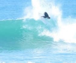 El surfista marroquí Ramzi Boukhiam se sitúa segundo en la Liga Mundial de Surf