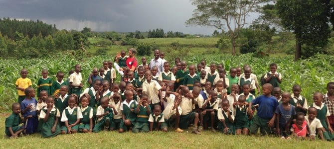 Iker Mijangos y Leire Agirreazkuenaga. Escuelas agrosostenibles en Uganda, por Roge Blasco