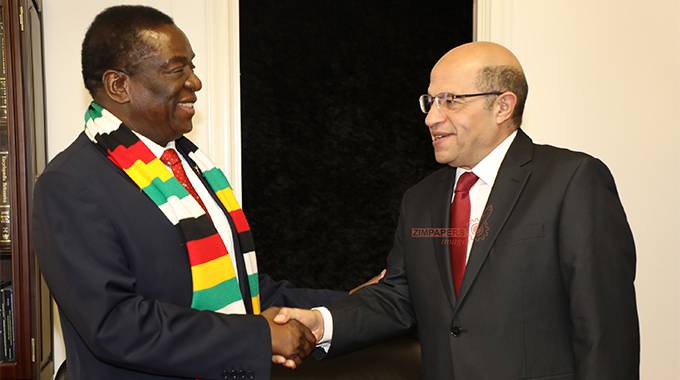 El presidente de Zimbabue se reúne con el embajador egipcio