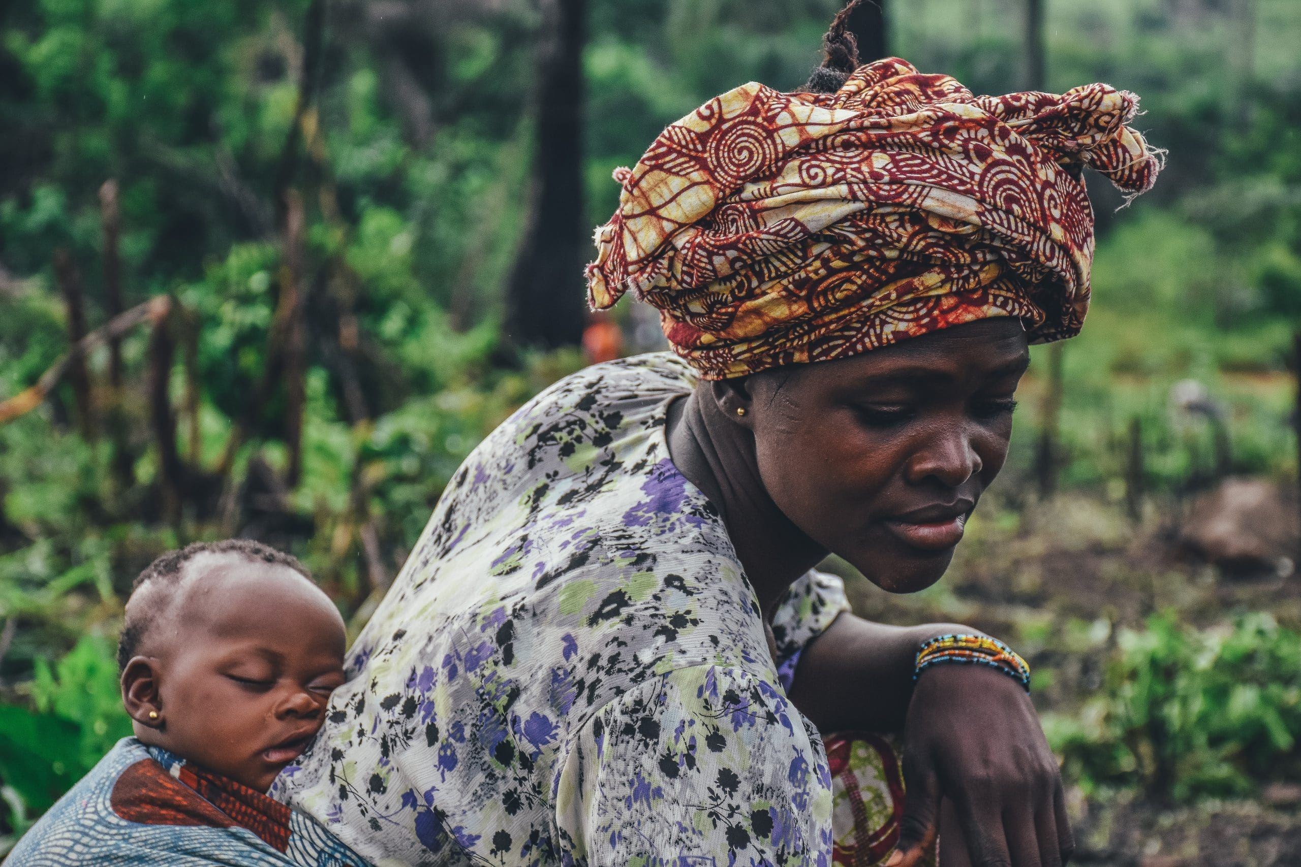 Madres somalíes en campos de refugiados de Kenia caminan para buscar trabajo en Dadaab