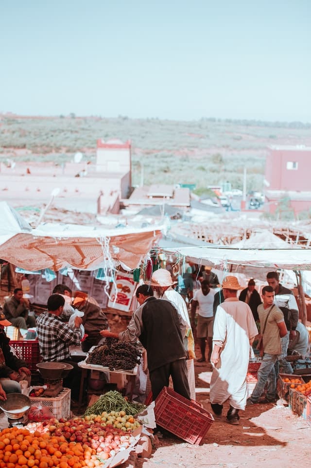 Comerciantes locales de Somalia aplican medidas para frenar la covid-19 en el mercado