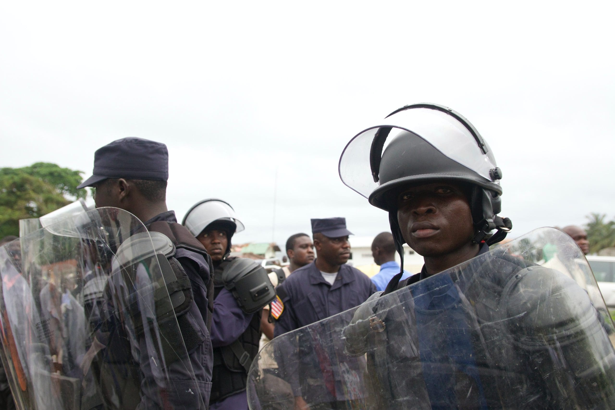La policía de Nigeria despide a cuatro de sus agentes por extorsión y castiga a otros ocho