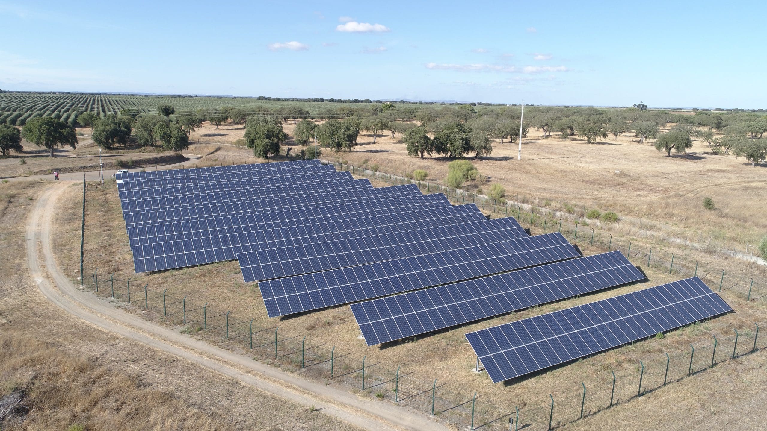 Farolas solares impulsan el negocio local en Somalia
