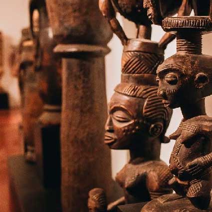 Francia devolverá objetos de valor histórico a Benín y Senegal