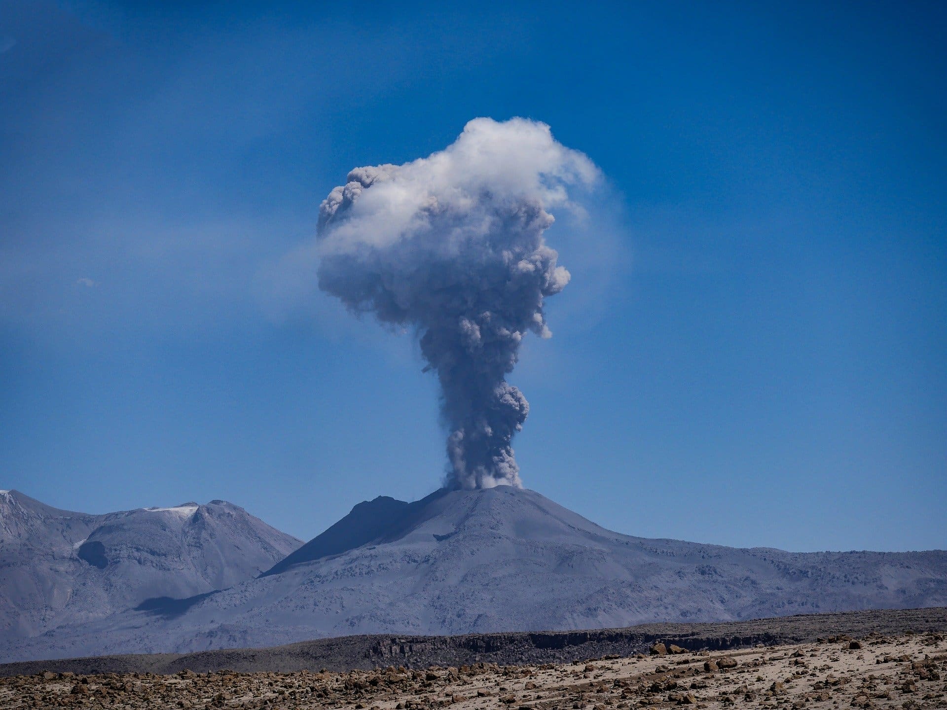 volcano-3895614_1920.jpg