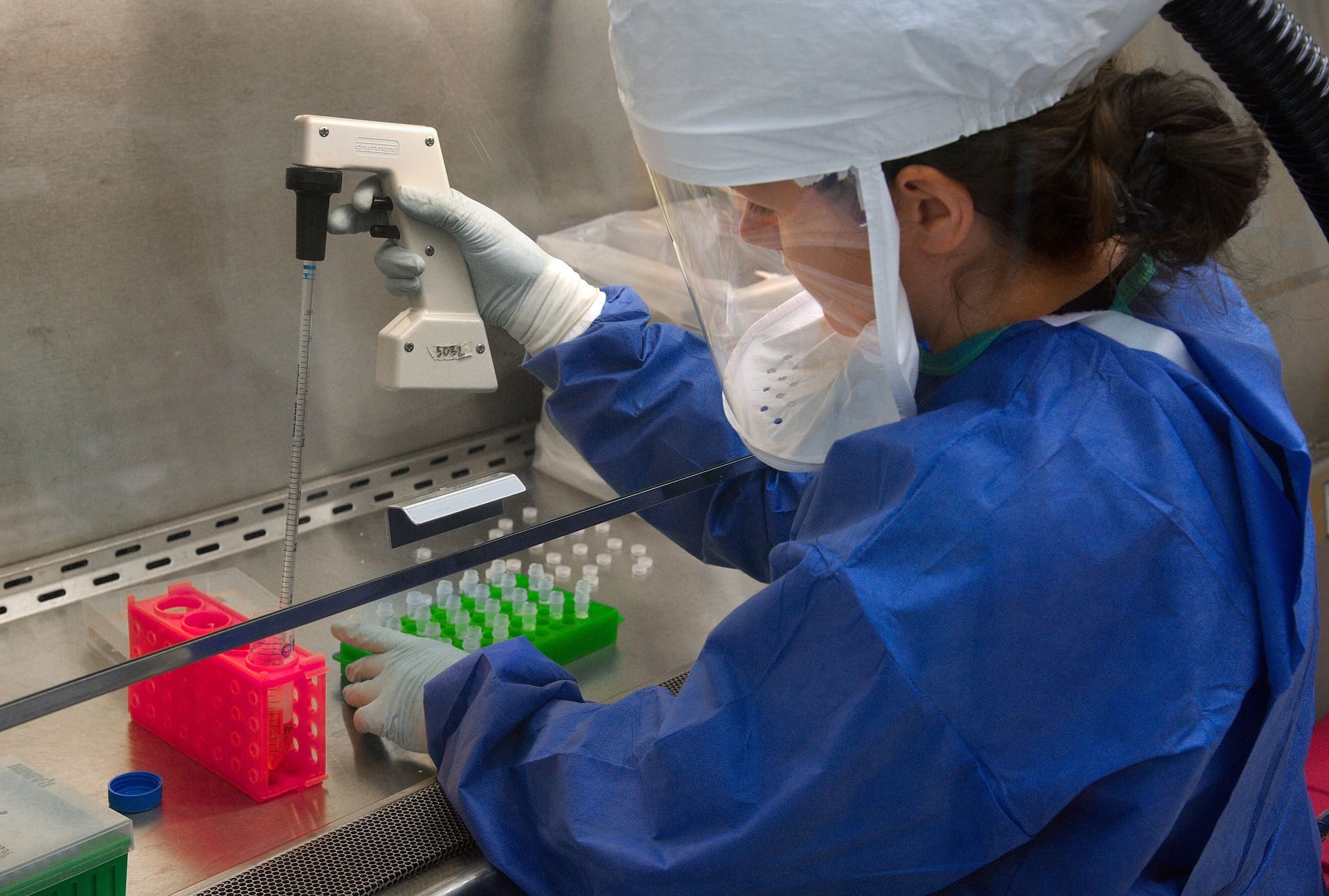 microbiologist-1332376_1920.jpg