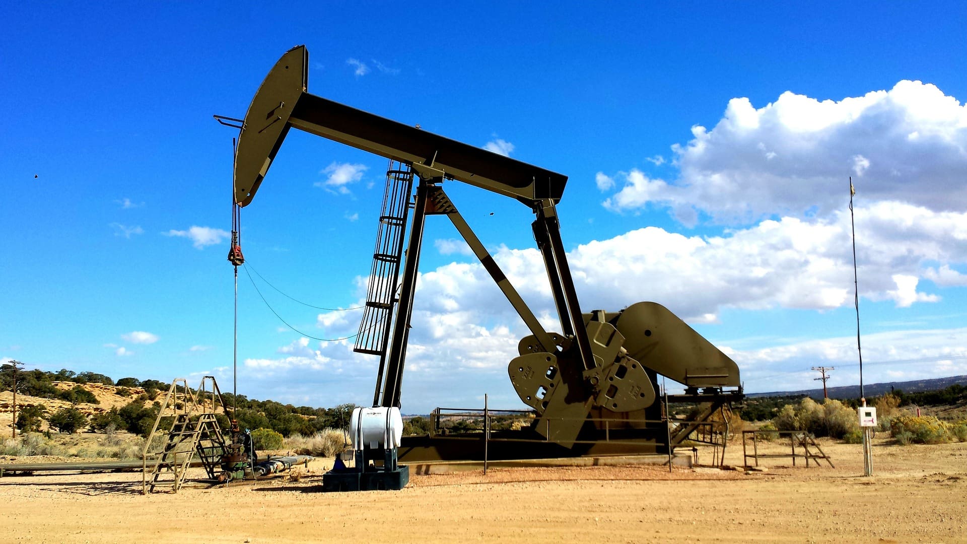 refinery-g7b69ea327_1920.jpg